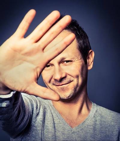 Voja Anicic im Portrait – er streckt seine offene Handfläche in die Kamera, denn mit der Hand hilft man. Bild: zVg