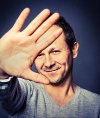 Voja Anicic im Portrait – er streckt seine offene Handfläche in die Kamera, denn mit der Hand hilft man. Bild: zVg