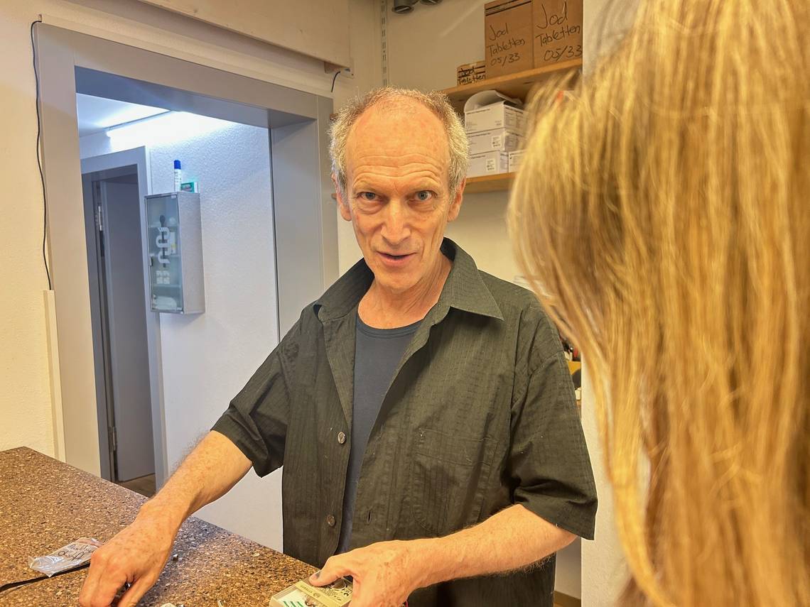 Peter von Blarer ist immer für Erneuerungen gut, in jeder Hinsicht, und immer mehr auf Praxis als Theorie bedacht: hier beim Reparieren eines elektronischen Gadgets zum Erkennen von Ohr-Akupunktur-Punkten. Foto:zVg