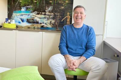 Portraitbild von Florian Truffer in seiner Praxis. Bild: Heilpraktikerschule Luzern