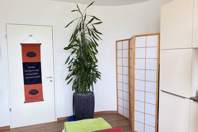 Schön eingerichtet mit Hinweisen auf alle 5 Elemente der TCM: Erde, Holz, Wasser, Metall und Feuer. Bild Heilpraktikerschule Luzern