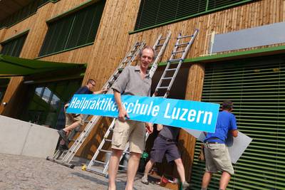 Peter von Blarer, damals vor der Eröffnung des neuen Schulgebäudes mit dem Schild "Heilpraktikerschule Luzern". Bild. zVg