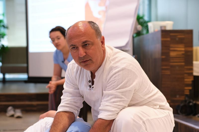 Das ist ein Foto davon, wie Mihael Mamychshvili unterrichtet. Foto: zVg