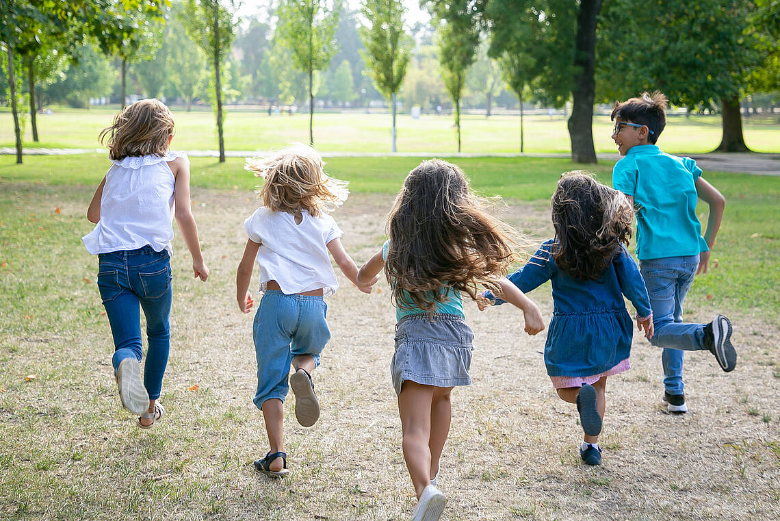 Foto von rennenden, spielenden Kindern. Foto: pch.vector auf Freepik