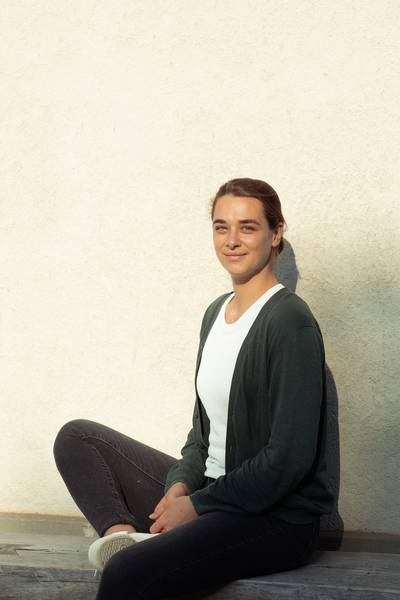 Portraotfoto von Leonie Wirth im Schneidersitz. Foto: zVg