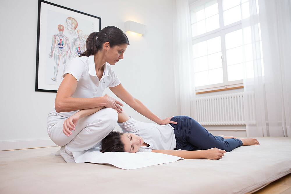 Foto, wie Katerina Chrissochou an der Privatklinik Hohenegg Shiatsu gibt. Foto: Privatklinik Hohenegg