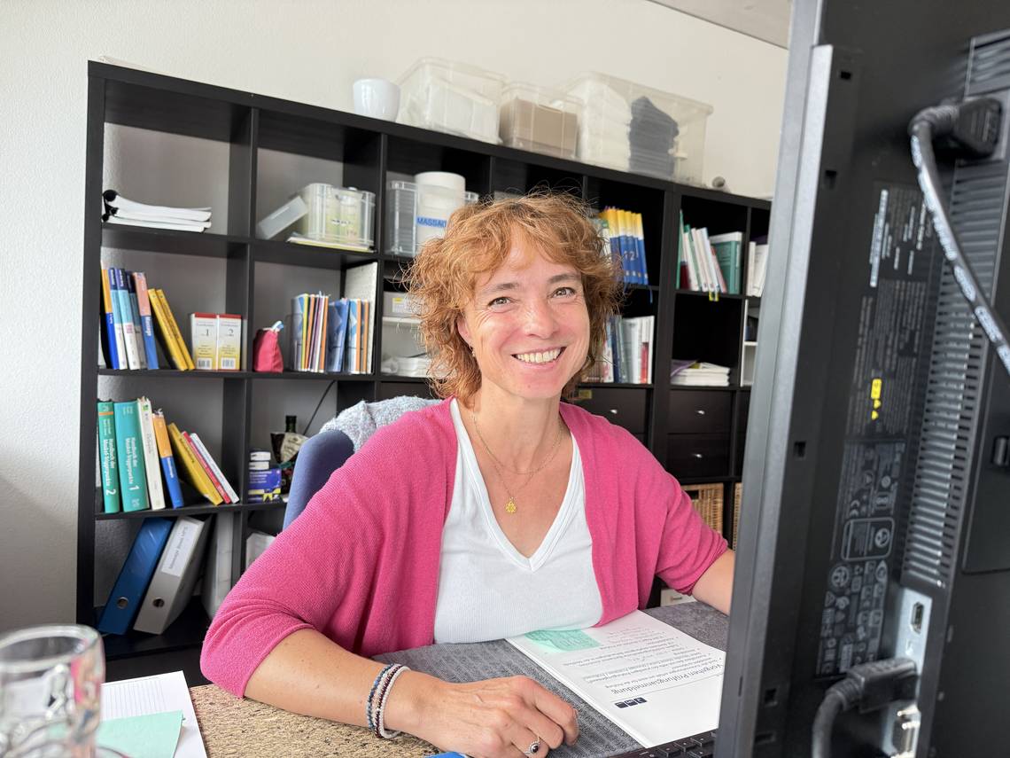 Foto von Nadine Lehner am Schreibtisch. Foto: Heilpraktikerschule Luzern